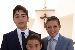  Arturo con sus padrinos, Juan Pablo y Moy.
