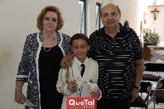  Arturo con sus abuelos Martha y Juan Payán.