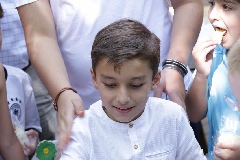 Arturo partiendo su pastel.