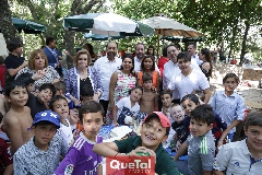  Arturo con su familia y amigos.