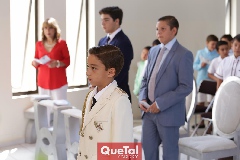  Frente al altar.