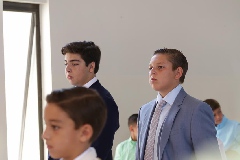  Arturo acompañado de sus padrinos.
