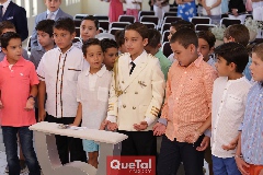  Arturo acompañado de sus amigos.