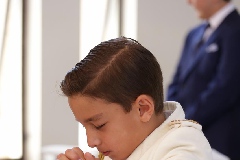  Arturo en oración.