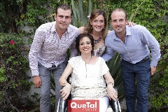  Coco Martins Pizzuto con sus hijos Miguel, Paulina y José Gómez.