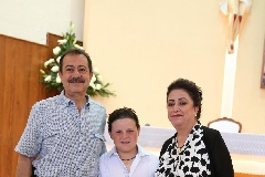 Emilio con sus abuelos.