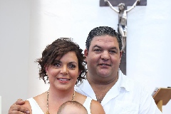  Alejandra Alcalde de González y Francisco González con su hijo Santiago.