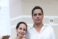  Mariana González y Armando Zárate con su ahijado Santiago.