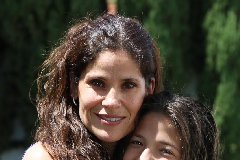  Graciela Morelos con su hija Loretta Abud