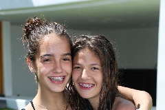  Pía Benavente y Loretta Abud.
