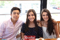 Claudio Ávila, Montse Esparza y Natalia Téllez .