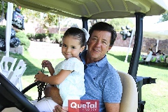  Lu con su abuelo Chato.