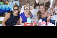  Lourdes López con su hermana y una amiga.