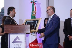  Alejandro Pérez entregándole un reconocimiento a Gerardo Zermeño.