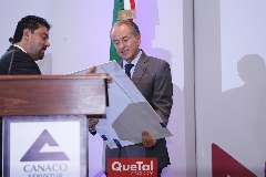  Alejandro Pérez entregándole un regalo al Gobernador del estado Juan Manuel Carreras López.