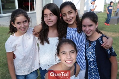 Muy contentas.