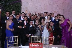  Con sus amigos.