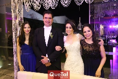  Ilse y Diana Solorio con los novios, Ángel Rodríguez y Mayra García.