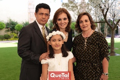 Andrea con sus papás y su madrina Sandra Estúa de Villalobos.