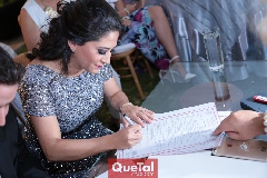 Daniela firmando.