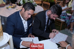 Testigos firmando.