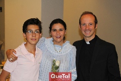  Juan Pablo Bocard, Paty Valadés y el Padre Pablo.