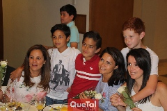 Paty, Fer y Lupita con sus hijos Sebastián, Manuel y Diego.