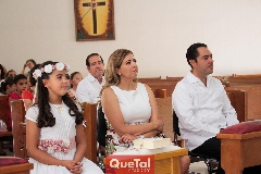 Muy atentos en misa.