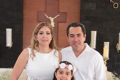 Sofia con sus papás.