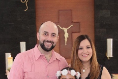 Sofia con sus padrinos.
