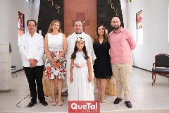 Sofia con sus papás y padrinos.