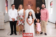 Sofia con sus papás y padrinos.
