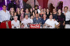  Cacho, Claudia, Gaby, Tita, Aurora, Ana, Gaby, Mercedes, Jorge, Bety, Lázaro, Sofía, Lola, Laura, Eduardo, Guillermo, Javier, Rocío, Alfredo, Martin y Ricardo.