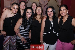  Meche con sus amigas de la Universidad.