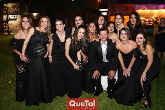 Los novios con las Damas de Honor.