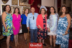 Ricardo Gordoa con su esposa y sus hijas.
