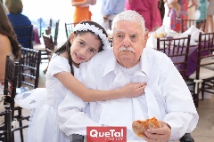 Valentina con su bisabuelo, Ignacio Dauajare.