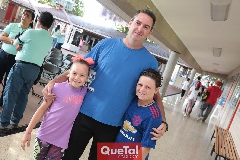  Emilio Heinze con sus hijos Michelle y Emilio.