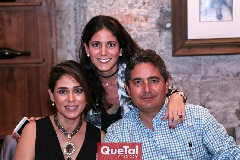  Maribel Rodríguez con sus papás, Maribel Lozano y Gerardo Rodríguez.