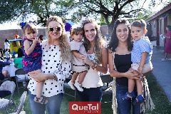  Adriana, Elsa e Irasema con sus hijos Victoria, Elena y Juan Carlos.