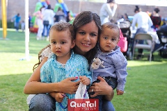  Carolina Castillo con su hijos Julián y Juan Pablo.