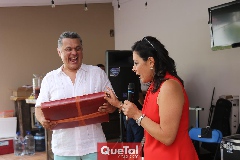  Mónica le dio un especial regalo.