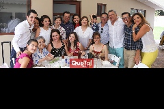  Ariel con su familia.