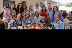  Ariel con sus amigos de toda la vida.