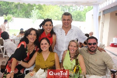  Ariel con sus esposa y sus amigos.