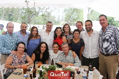  Ariel Álvarez con sus amigos de toda la vida.