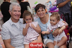  Victoria y Andrés con sus abuelos René y Ruth Pierdant.