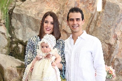 Andrea Dent con sus padrinos Jennifer Dent y Ricardo Gordoa.