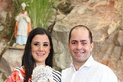 Andrea con sus padrinos Salma Tanus y Mauricio Ortiz .