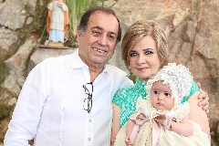 Andrea con sus abuelos Ramón Ortiz y Mayte Villalba .